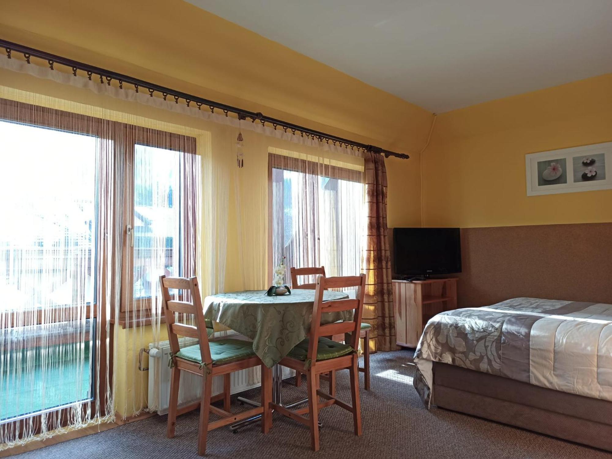 Olimp Pokoje I Apartamenty Щирк Екстер'єр фото