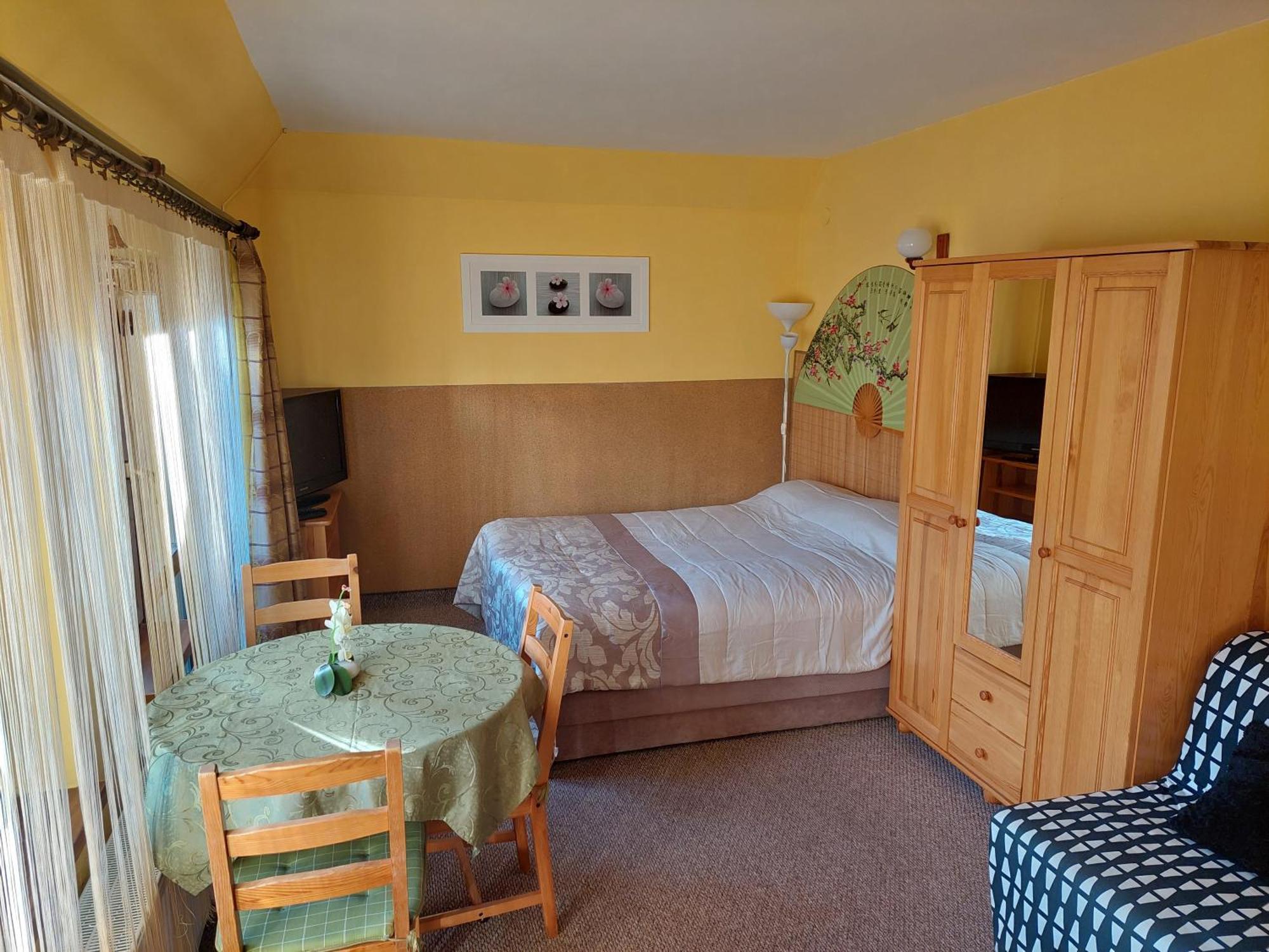 Olimp Pokoje I Apartamenty Щирк Екстер'єр фото